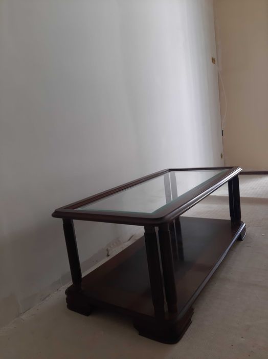 Mesa de centro em nogueira e latão