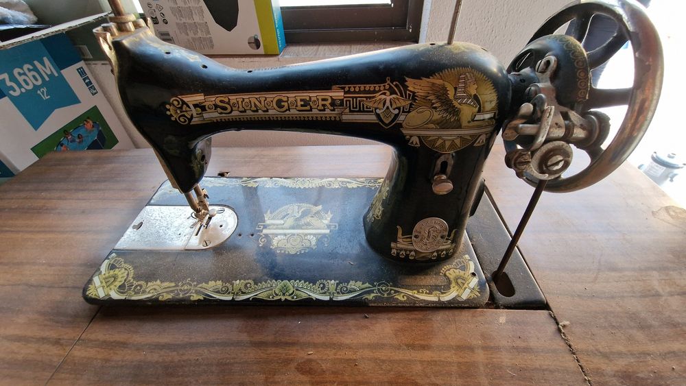 Máquina de Costura Singer antiga com móvel