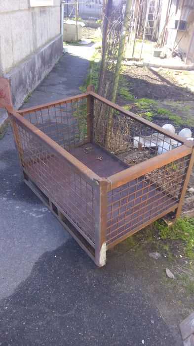 продаю металлический ящик для овощей.