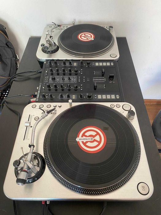 Setup DJ: Mesa Traktor Z2 + Gira-discos Reloop RP 6000  + Timecode + shell + agulhas + hardcase
