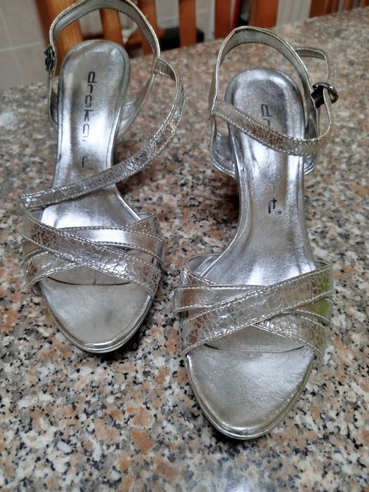 Sandália prateada N 36 c/ carteira oferta