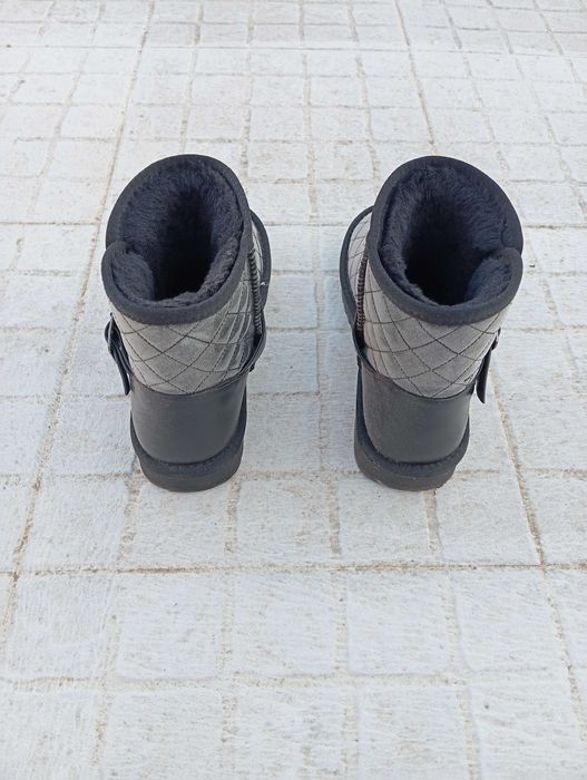 Botas em pêlo cinzentas e pretas