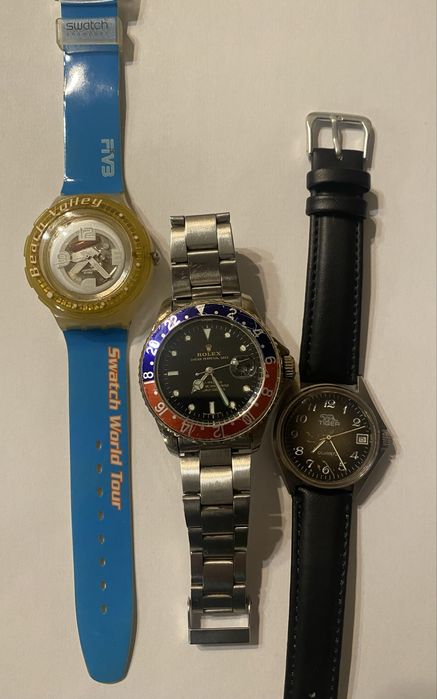 Três  relógios de pulso.