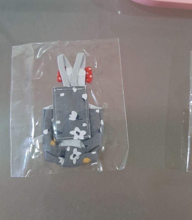 Poleiro e 2 fraldas dá  para agaponis e periquitos  é  lavável