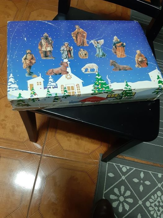 Árvore de Natal com bolas, luzes e presépio