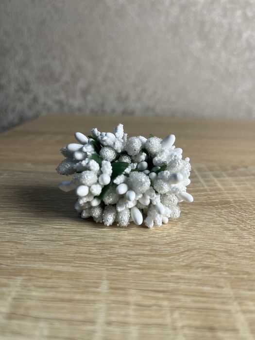 Тичинки на гілці