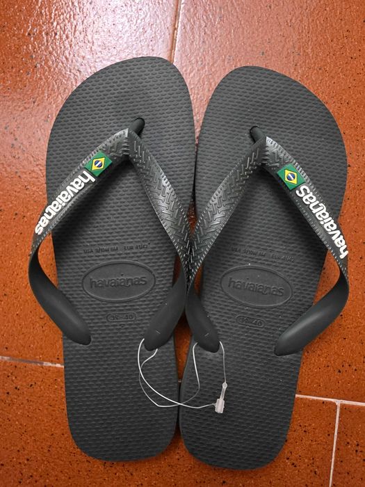 Havaianas pretas com bandeira do brasil