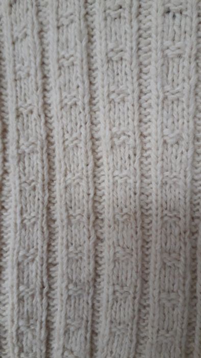 Sweter z owczej wełny.