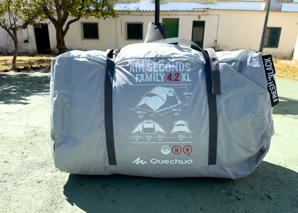 Tenda familiar com bancada de cozinha e frigorífico