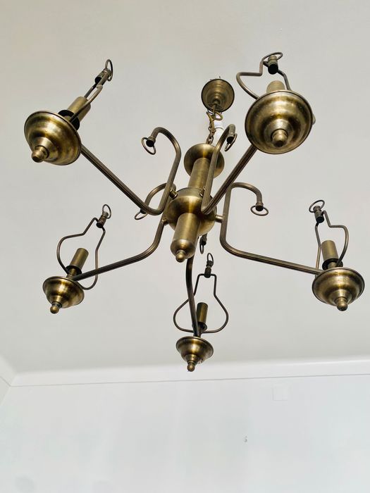 Candeeiro de teto em cor bronze com opção de colocar copos de vidro