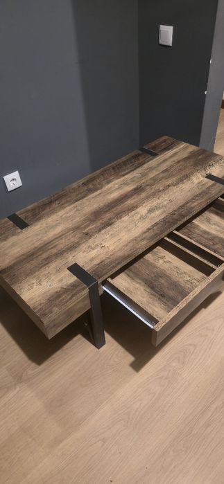 Mesa de centro com gavetas