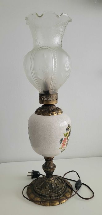 Efektowna lampa stołowa