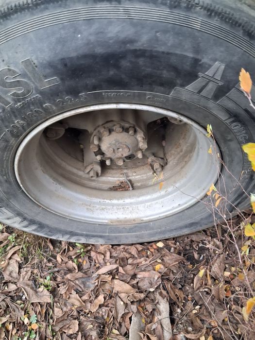 Прицеп на ходу на бескамерных дисках .Девять дисков.Подходят камаз .