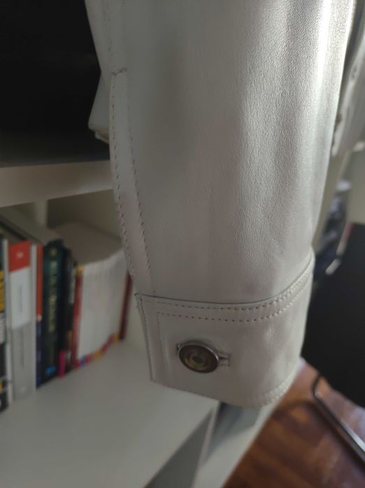 Blusão em pele, branco gelo da Betty Barclay. Bom estado geral