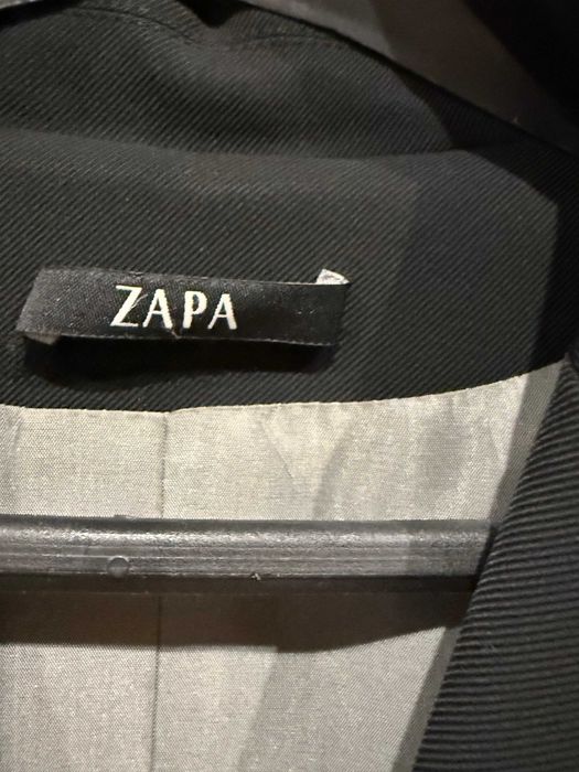 elegancki czarny płaszczyk Zapa, 42, na wiosnę