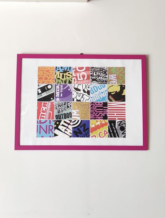 Quadro com moldura rosa