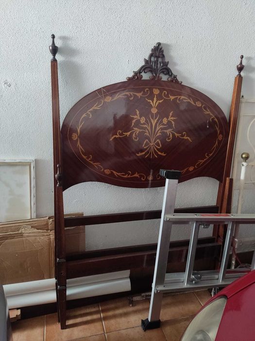 Vendo cama de solteiro estilo Dona Maria