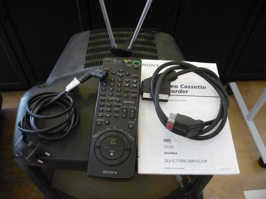 SONY televisor CRT 12" e leitor VHS para despachar