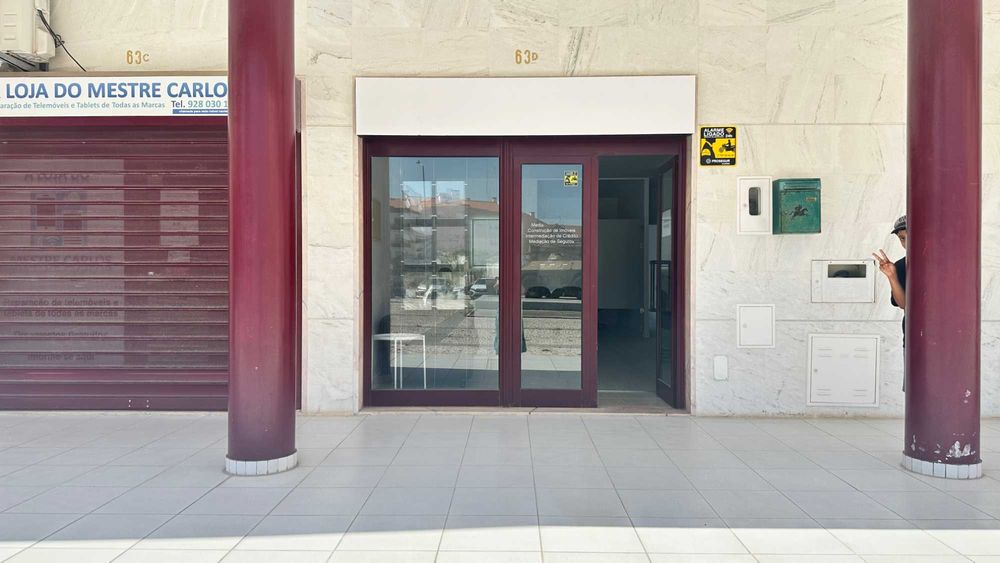 Loja com Montras em Zona Central do Pinhal Novo — Próxima da Estação e Serviço