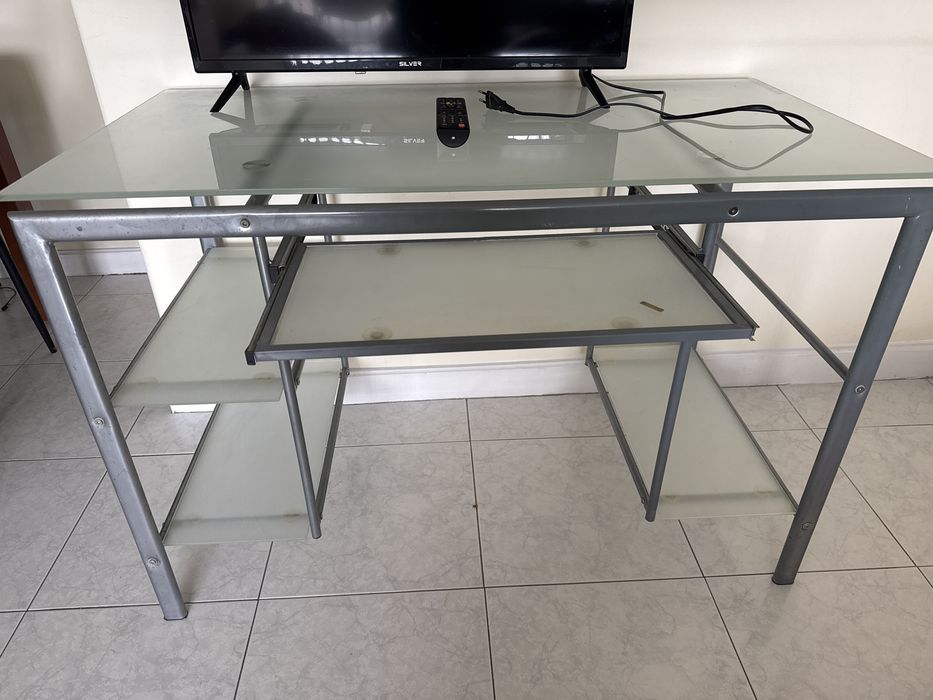 Mesa para computador + TV 32 polegadas
