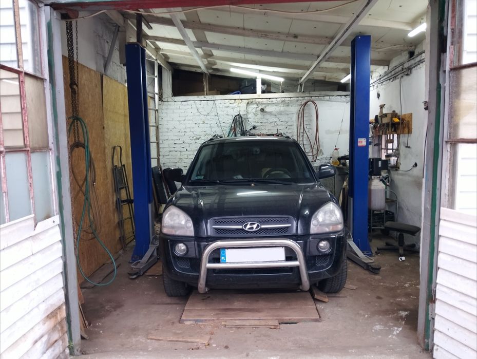 Wynajem pomieszczenia z podnośnikiem na godziny (samoobsługa)