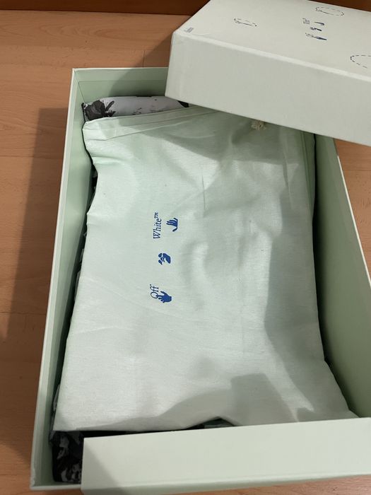 Off white Out Of Office
