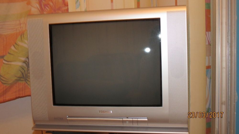 телевизор Toshiba Bomba. Модель 21CSZ5TR с оригинальной подставкой.