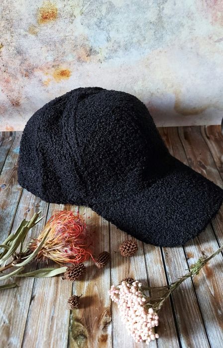 Женская чёрная кепка тедди