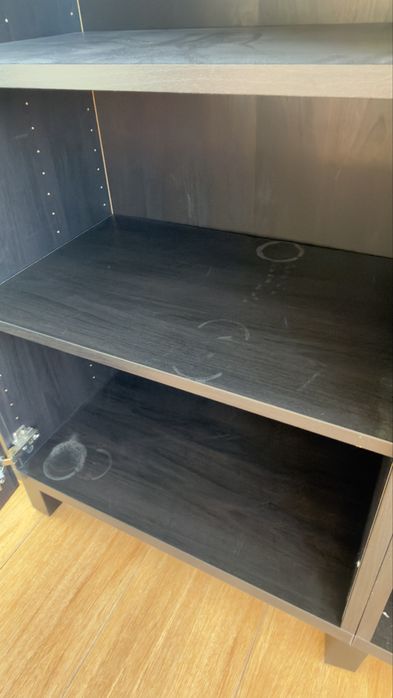 IKEA BESTÅ Preto c/ Extras (Vidro + Suporte Garrafas) – Excelente Estado