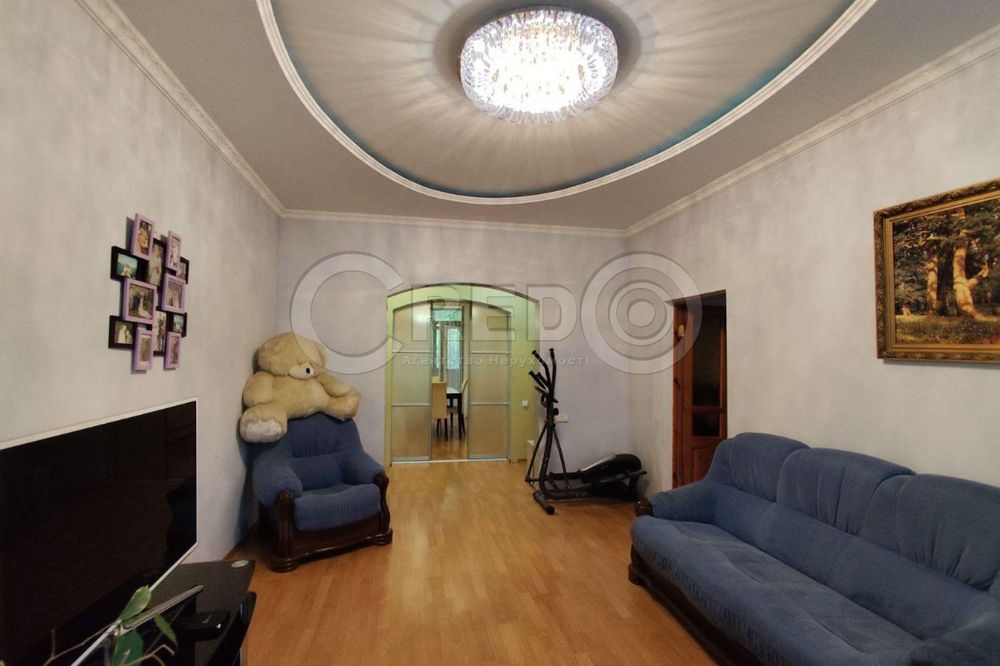 Продаж великої 3кімнатної квартири з "автономкою". Покровський район.