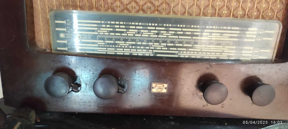 Radio antigo para ser recuperado e restaurado