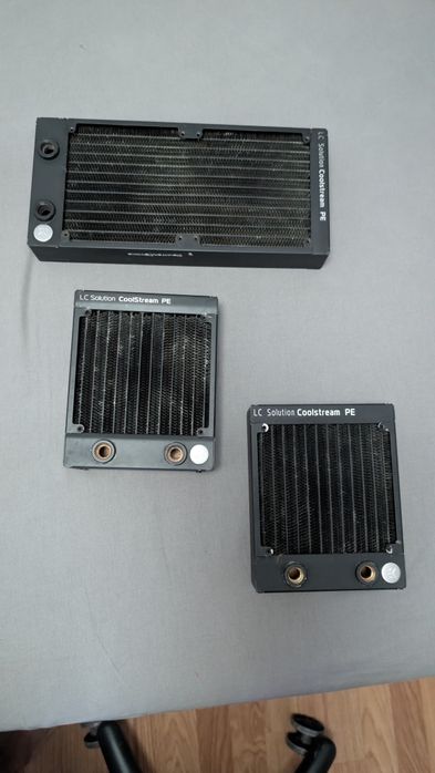 Três radiadores EK-Coolstream PE