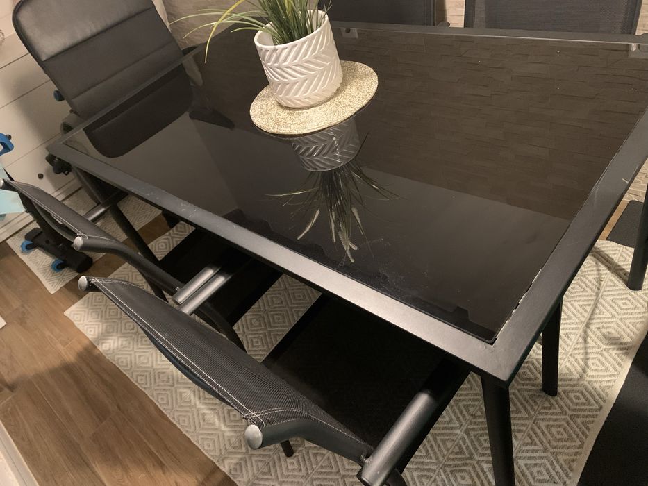 Conjunto - Mesa e 4 cadeiras