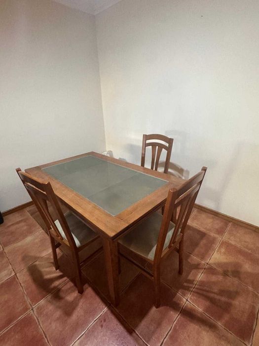 Vendo Mesa e cadeiras