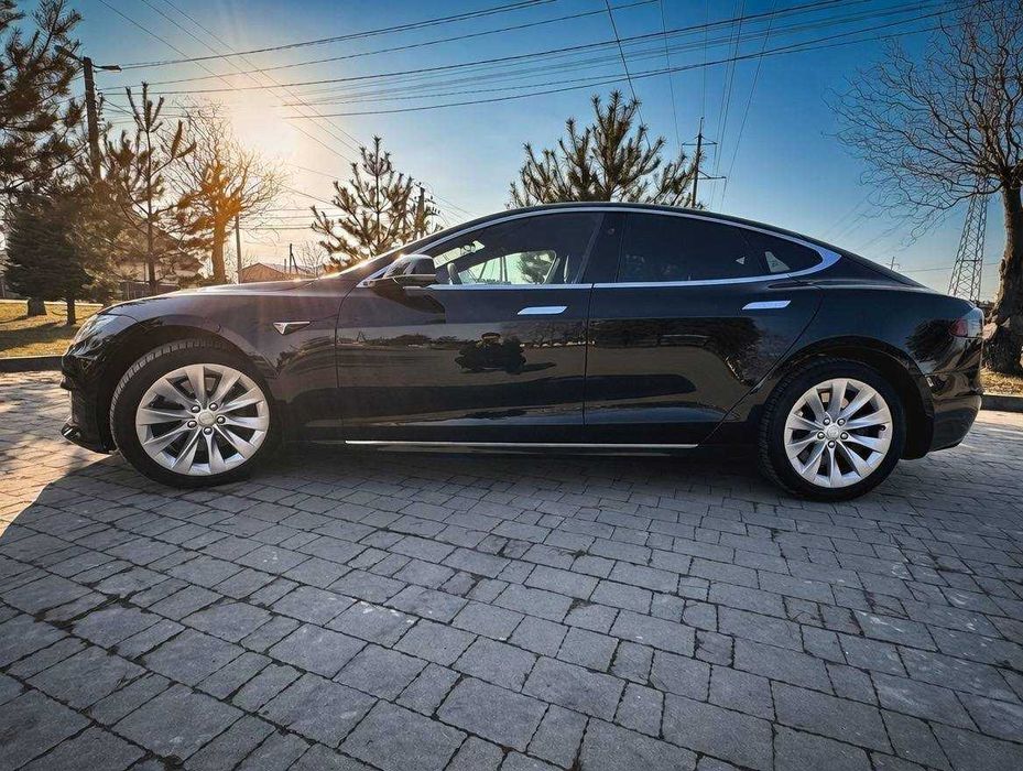 Тесла модель С 2018р повнопривідна.