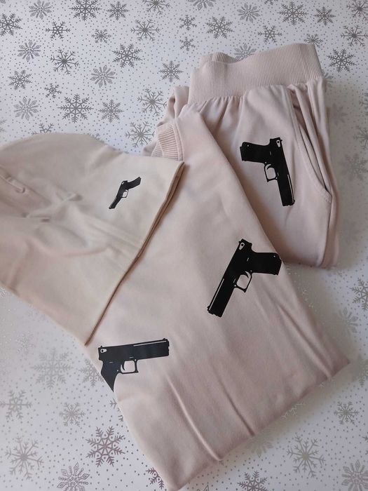 Dres damski beżowy z czapką w komplecie