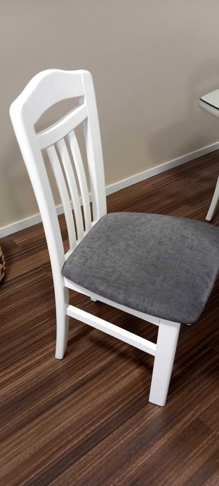 Vendo 6 cadeiras  de mesa de jantar lacadas de branco.