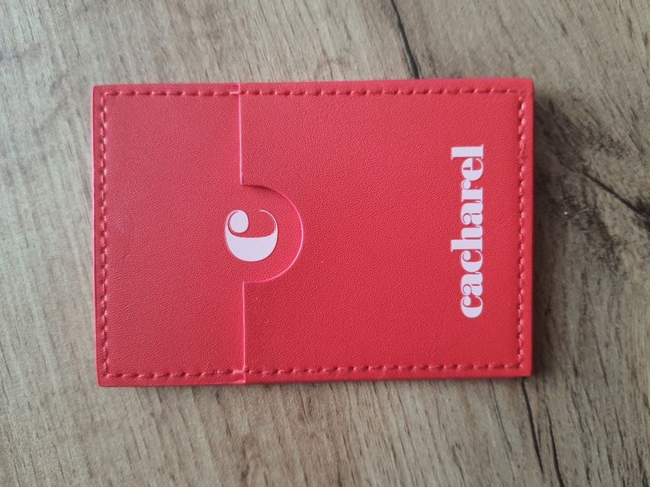 Oryginalny futerał marki Cacharel na kartę do przyklejenia do telefonu