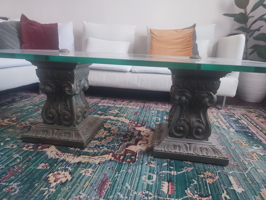 Mesa de centro com vidro grosso (2 cm) e bases entalhadas à mão – esti