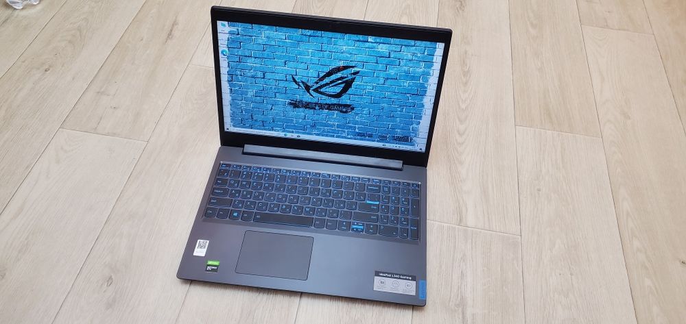 Ігровий ноутбук Lenovo