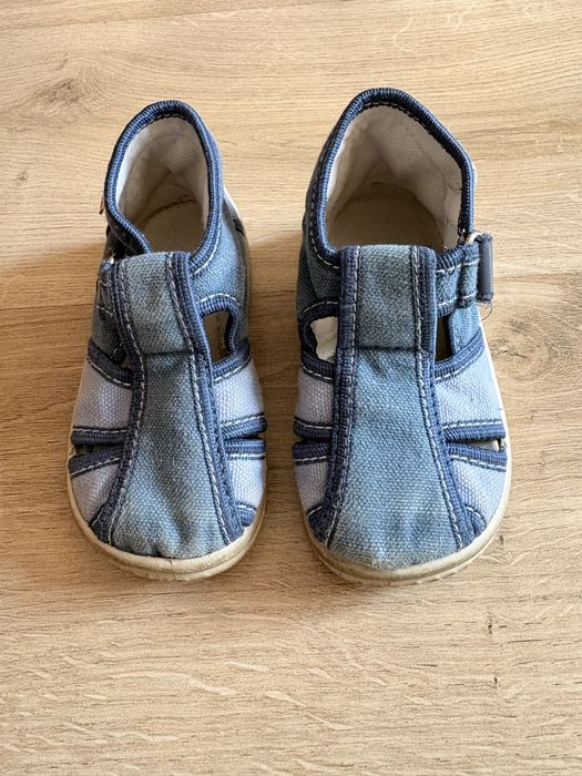 Półbuciki z nateriału na przylepce