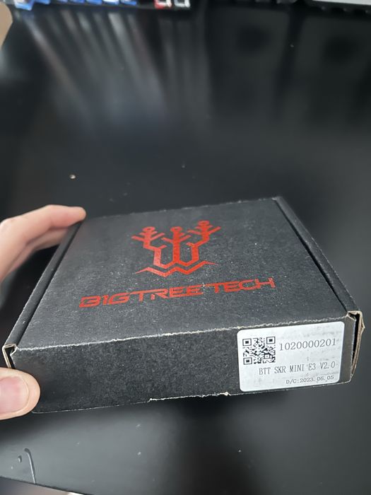 Impressora 3D Ender 3 V2 com upgrades, enclosure e material extra