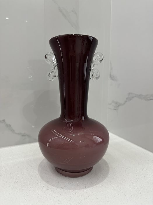 szklany wazon motylek, fioletowy