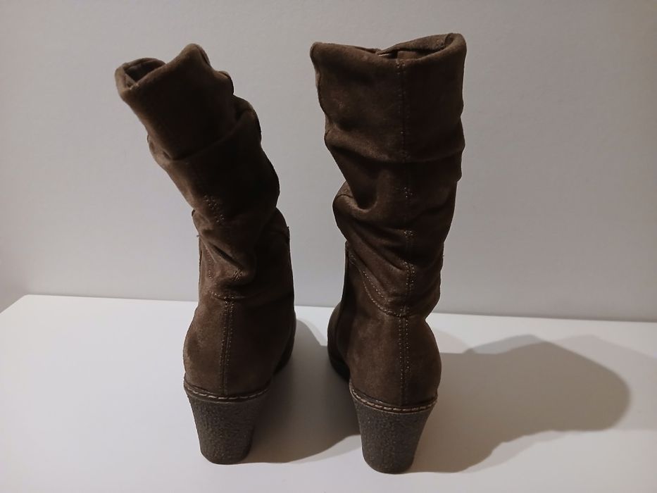 Botas de camurça castanho claro