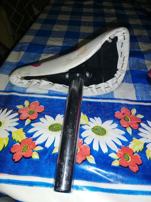 Capacetes e banco bicicleta