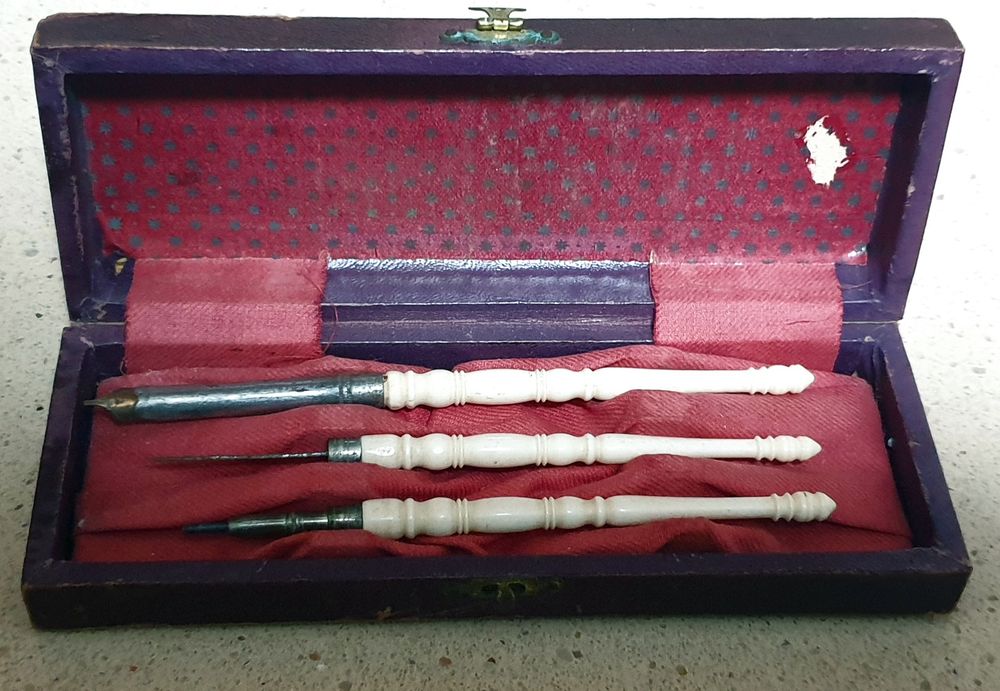 Antigo estojo com precioso Aparo, Corta Papel e Lapis - Sec. XIX