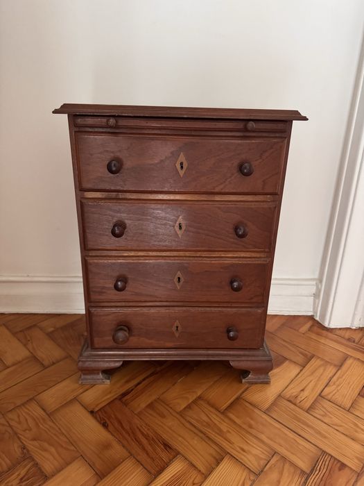 Pequena comoda ou mesa cabeceira madeira macica