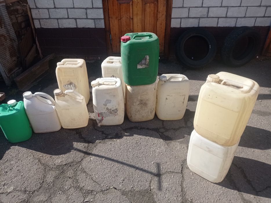 Продам пластиковые канистры 20 литров.