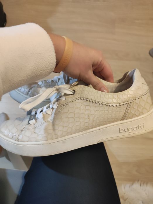 Buty firmy bugatti beżowe rozmiar 38