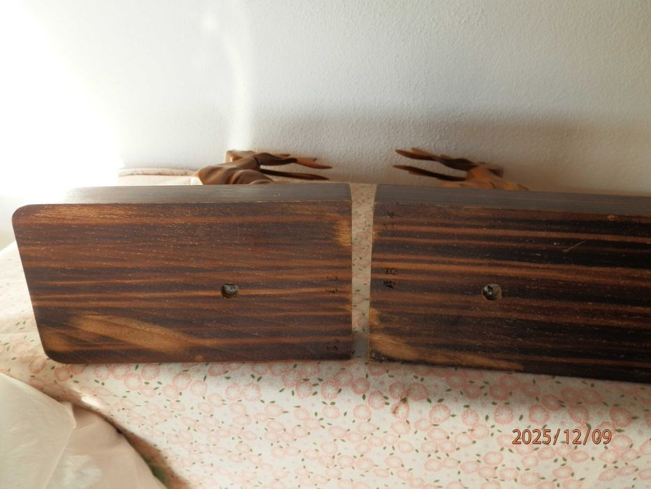 Suportes para Livros  - Sculpidos  assinados  por P. Belys